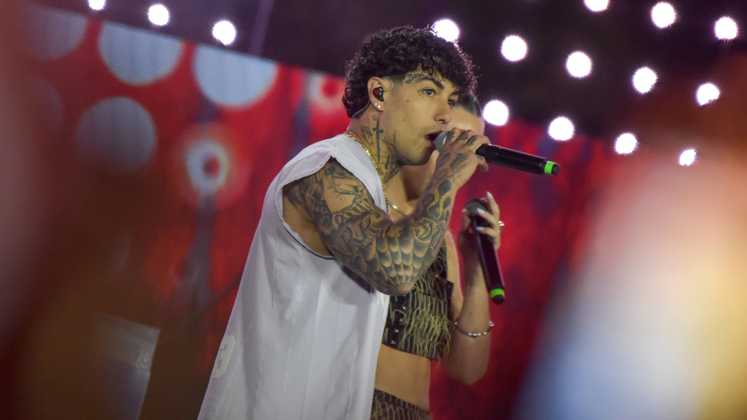 The singer Tony Effe performing.