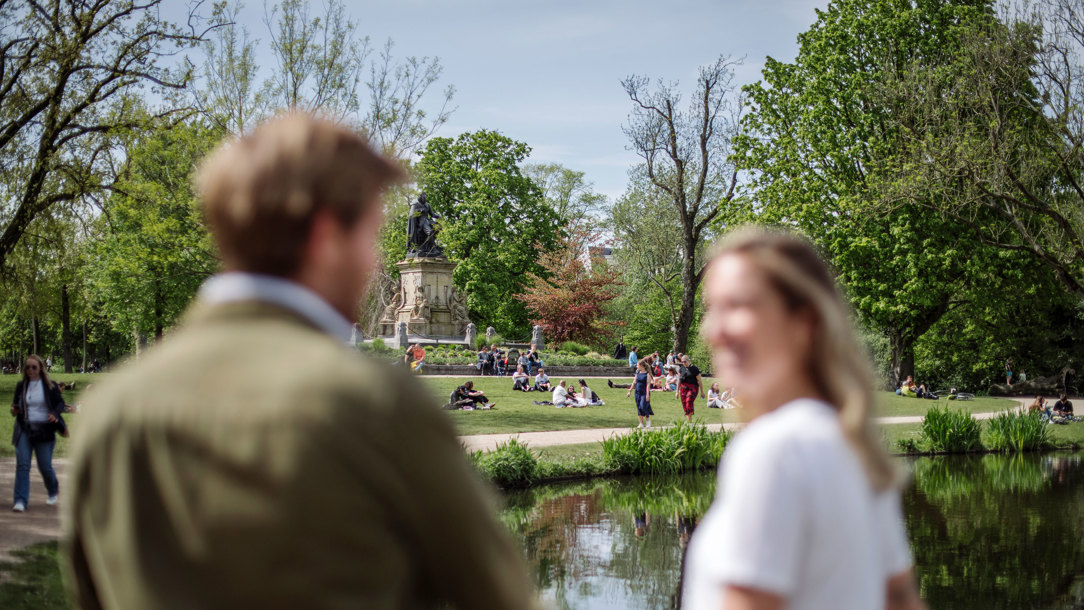 A couple enjoying the Vondelpark.