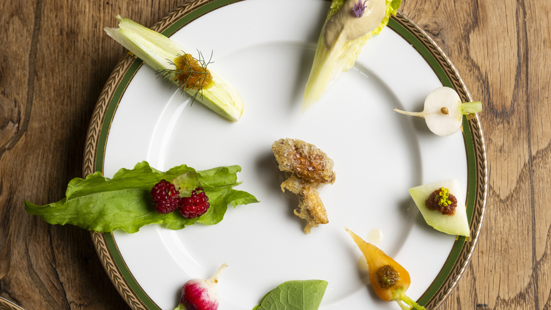 A dish of Le Doyenné Assiette Végétale photographed from above.