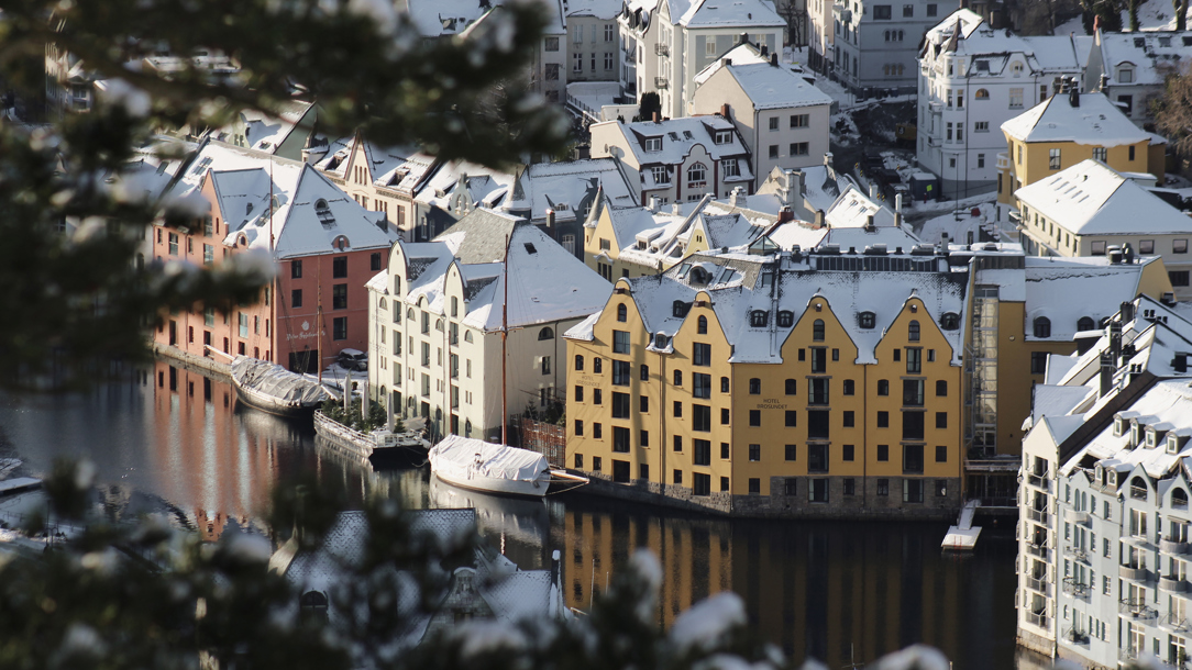 The Brosundet Hotel in Norway covered in snow.